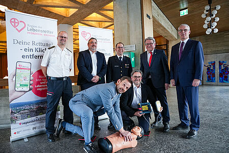 Vorne v. l. Landrat des Enzkreises Bastian Rosenau, Oberbürgermeister der Stadt Pforzheim Peter Boch, hinten v. l. Carsten Sorg, Kreisbrandmeister Enzkreis, DRK-Kreisgeschäftsführer Herbert Mann, Sebastian Fischer, Branddirektor der Berufsfeuerwehr Pforzheim, DRK-Kreisverbandspräsident Prof. Dr. Wolfgang Kramer, Prof. Dr. Georg Trummer.